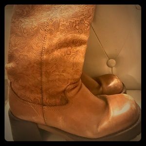 Gorgeous Handcrafted Leather Exquisite Boots- 8
